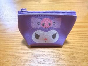 娘が小さな小物やちょっとした化粧品、ヘア…